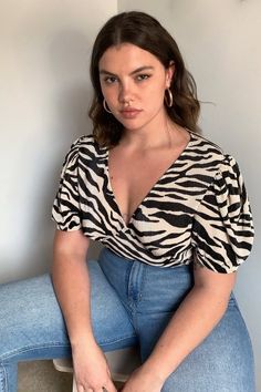 Plus-koon Muoti, Midsize Fashion, Look Plus Size, V Neck Bodysuit, روتين العناية بالبشرة, Brunch Outfit, Curvy Girl Outfits, Curvy Outfits, Look Plus