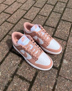 Nike Dunk Low Rose Whisper, Dunk Low Rose, Designer Sneakers Women, Jordan Shoes Girls, Cute Nike Shoes, Cute Sneakers, Casual Sneakers Women, Cute Nikes, Swag Shoes