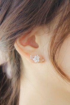 SOO n SOO Pure Flow Nacre Flower Asymmetrical Earrings | Earrings for Women | KOODING Silver Earrings Aesthetic, Sweet Earrings, Earrings Aesthetic, Asymmetrical Earrings, Flower Ear, Girly Jewelry, Mua Sắm