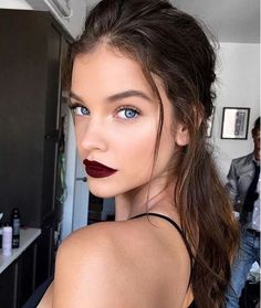 Palvin Barbara, Bold Makeup, Makeup Hacks, Bold Lips, Dark Lips, Fall Makeup, Barbara Palvin