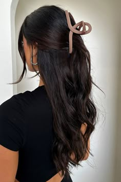 A quick fix for a messy hair day! Our Kayla Clips come featuring a strong clutch hold topped off with a sleek matte finish. They're the perfect go to for any and all hair types. Twist it, pull it and clutch it, it's that easy! Messy Ponytail Brunette, Long Healthy Hair Aesthetic, Cool Toned Dark Brown Hair, Brown Hair Updo, Brown Almost Black Hair, Fair Skin Dark Hair, Minimalist Hairstyles