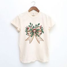 This trendy oversized unisex short sleeve graphic tee from Simply Sage Market is sure to make a great addition to any wardrobe. These tees are true to size. For a stylish oversized look, size up. Short Sleeve Simple Skirt, Holly Leaves, Tractor Supply, Oversized Look, Shorts Jeans, Skirt Dress, Biker Shorts, Dye T Shirt, Shirt Outfit