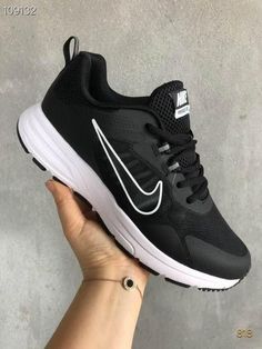 Black Sneakers Women Nike, Nike Shoes Gym, Black Gym Shoes, Gymwear Outfits, Sportswear Outfits, Stylish School Bags, Fitness Wear Outfits, Tenis Nike, White Running Shoes