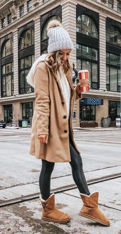 Winter Essentials For Women Street Style Ideas 2023 Cute Winter Coats, Winter Mode Outfits, Trendy Winter Fashion, Fall Fashion Coats, Stylish Winter Outfits, Pastel Outfit, Lauren Bacall, Humphrey Bogart, Cary Grant