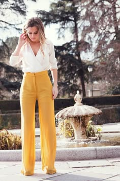 Really like the high waisted, wide legged trousers teamed with a shirt or wrap top tucked in. Great alternative to a maxi dress for a breastfeeding mum to wear to a wedding. Wedding Guest Pants, Celana Fashion, Dress Pictures, Luxury Vehicles, Look Formal, Dresses Classy, Rock Outfit, Yellow Pants, Trouser Outfits