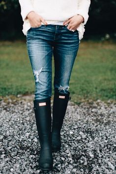 love this look with hunter boots Rainboot Outfits, Boot Outfits, Cardigan Blazer, Black Rain Boots, Black Rain