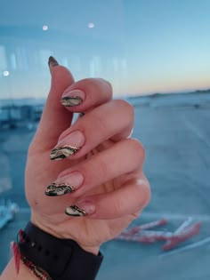 Almond shape nail design with green gold marble Gel Nails Almond Shape, Green Marble Design, Gel Nails Almond, Dark Green Marble, Marble Nail Design, Almond Acrylic Nails Designs, Quinceanera Nails, Nails Almond Shape, Emerald Nails