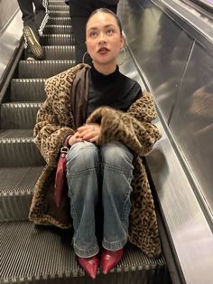 Leapord Fur Jacket Outfit, Thrift Winter Outfits, Brown Fur Lined Jacket Outfit, Cheetah Print Fur Coat Outfit, Winter Fits Vintage, City Chic Aesthetic, Green Purse Outfit Ideas, Satc Outfit Inspiration, Leopard Print Fur Coat Outfits