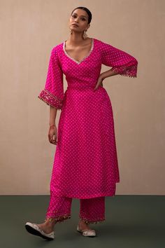 Bandhani Indian Outfit, Hot Pink Suits Women Indian, Bandhni Kurti Designs, A Line Kurta Designs, Bandhni Suits Design, Bandhani Kurti Designs, Bandhani Outfit Ideas, Bandhni Kurti Designs Latest, Bandhani Dress Pattern