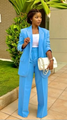 Graduation Suits For Women, Trendy Casual Dress, Stylish Business Outfits, Workplace Fashion, Graduation Suits, Stylish Naija, Blazer Outfits For Women, Professional Outfits Women, Stylish Work Attire