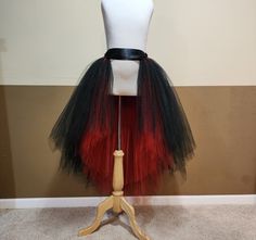 ICH KANN DIESES TUTU IN JEDER FARBE UND GRÖSSE MACHEN, BITTE BEACHTEN SIE DIE GENAUE TÜLL- UND BANDFARBE BEI DER ÜBERPRÜFUNG (ohne Anmerkung werde ich es gleiche Farbe machen mit dem 1. 1. FOTO TUTU LÄNGE VORNE 20 '' KNIELÄNGE, ZURÜCK 41 '' BODENLÄNGE, FÜR DIE HÖHE ETWA 5'3 '' tragen Wohnungen. ** Dieses Tutu wird mit 200-400 Metern von 6 '' breitem feinem Tüll hergestellt, so dass es super voll ist. ** Dehnbare Taille zusammen mit einem großen Band Fliege auf der Taille. (Ich kann 2''oder 1,5'' Diy High Low Tulle Skirt, Tulle Skirt Diy, High Low Tutu Skirt, How To Make A Tulle Skirt, Big Ribbon Bow, Pirate Tutu, Diy Tulle Skirt, Open Skirt, Long Tutu