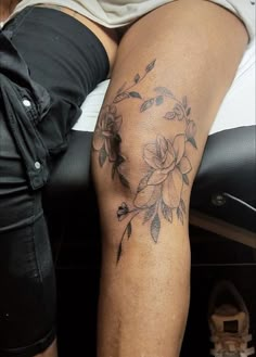 Tattoo on womens knee, wraps around the knee cap, floral tattoo with flowers and leaves. Floral Heart Knee Tattoo, Tattoo Ideas Knee Female, Wrap Around Knee Tattoo Women, Around The Knee Tattoos Women Simple, Floral Knee Wrap Tattoo, Flowers Going Up Leg Tattoo, Floral Knee Tattoos Women, Girl Knee Tattoo, Flowers Knee Tattoo