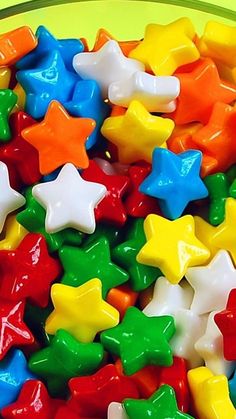 there are many different colored stars in the bowl