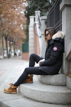 Parka Canada Goose  Jeans Zara Jumper Zara Sunnies Céline Boots Timberland  - Lady Addict Canada Goose Outfit, How To Wear Timberlands, Canada Goose Trillium Parka, Timberland Outfit, Canada Goose Parka, Timberland Boots Outfit, Timberland Outfits, Parka Style, Boating Outfit