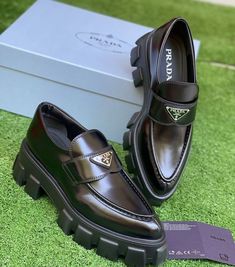 Prada Loafers Men, Chanel Mens Shoes, Prada Shoes Men, Men Fashion 2023, Street Style For Men, Black Loafer Shoes, Sneakers Street