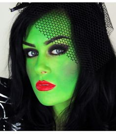 witch makeup tutorial for Halloween Simple Witch Makeup, Witch Makeup Tutorial, Unique Halloween Makeup, Halloween Makeup Witch, Halloween Props Scary, Halloween Make-up Looks, Cool Halloween Makeup, Witch Makeup, Halloween Queen