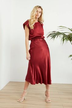 Bordeaux Burgundy Satin Top Fits beautifully with matching Bordeaux Satin Skirt Made in ITALY Size M Elegant Red Silk Skirt, Satin Skirt Outfit Summer, Burgundy Dress Outfit, Satin Skirt Outfit, Skirt Outfit Summer, Casual Date Night Outfit, Skirt Fits, Burgundy Dress, Satin Top