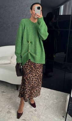 Green Midi Skirt Outfit, Leopard Skirt Outfit, Leopard Maxi Skirts, Fashion Trend Forecast, Look Adidas, Estilo Indie, Skandinavian Fashion, London Outfit, Cold Outfits