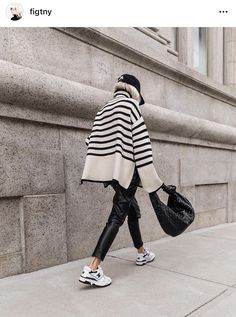 woman woman walking and holding Small Bottega Jodie Bottega Jodie, Striped Sweater Outfit, Brooklyn Blonde, Pullover Outfit, Cooler Look, Mode Inspo, Fashion Spring