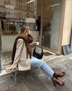 Mode Style Anglais, Brown Boots Outfit, Paris Mode, Elegante Casual, Outfit Jeans, Autumn Outfit