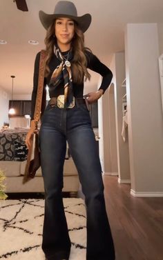 Indoor Rodeo Outfit, How To Put On A Belt Buckle, Western Outfits Women Black, Cowgirl Outfits Skirt, Decent Outfits For Women, Outfit Cowgirl Party, Cute Farm Outfits, Warm Western Outfits, Trendy Western Outfits For Women