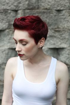 I love this color Dark Pixie Cut, Red Pixie Cuts, Red Pixie, Short Red Hair, Super Hair, Trendy Hair Color, Red Hair Color, Hair Color Dark