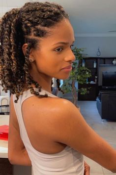 35 Passion Twist Hairstyles for 2024 – Scan to Talk Thick Twists, Passion Twist Hairstyles, Havana Twist Braids, Ombre Twist, Goddess Twist, Passion Twist Hair, Basic Hairstyles, Twist Hairstyle, Thick Natural Hair