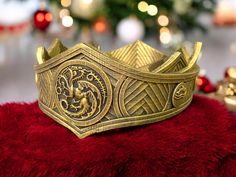 A meticulously crafted replica of the iconic crowns worn by Rhaenyra and Viserys Targaryen Rhaenyra  Crown is made of resin and pla plastıc material with 3d printer. The Rhaenyra Crown may not fit every head size. Please be careful when purchasing. You can send a message for information. I produce according to your wishes * My products are handmade and hand painted ** I make the figures with the best care  Do not hesitate to contact us for any kind of customization  PLEASE CONTACT ME FOR YOUR QUESTIONS AND WISHES VERY İMPORTANT ''Please review your country's customs rules. Otherwise we are not responsible.'' Rhaenyra Crown, Viserys Targaryen, House Of The Dragon, Knick Knacks, The Dragon, Collectible Figurines, 3d Printer, Figurines, Crown