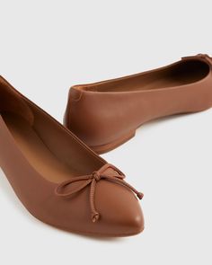 A study in the classics. Elevate your look with our buttery soft Italian Leather Pointed Bow Flat. Made from luxe Italian leather with a timeless pointed toe and bow detail, these flats are as comfortable as they are polished.  | Quince | Women's Italian Leather Pointed Bow Flat in Cognac, Size 8 Women’s Flats, Brown Ballet Shoes, Neutral Flats, Pointy Flats, Era Fashion, Nude Flats, Brown Riding Boots, Brown Leather Shoes, Point Shoes