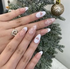 Christmas Sweater Nails, White Almond Nails, Statement Nail, Sweater Nails, Almond Shape Nails, Almond Nail, Winter Nail Art, Winter Nail Designs