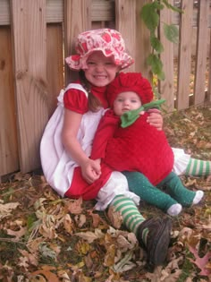 Strawberry Shortcake and her baby Strawberry - Scrapbook.com Strawberry Scrapbook, Strawberry Halloween, Sister Halloween Costumes, Sibling Halloween Costumes, Newborn Halloween Costumes, Newborn Halloween, Baby Kostüm