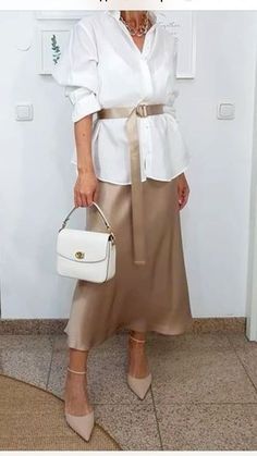 Summer Buisnesscore Outfit, Outfit Aesthetics Types, Satin Outfit, Capsule Wardrobe Women, Outfit Aesthetics, Corporate Outfits, Street Style Fashion, Midi Skirts, Modest Fashion Outfits