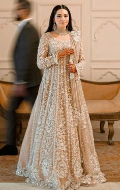 Tail Gown Pakistani, Grown For Wedding, Reception Dress Pakistani, Latest Trending Dresses For Women, Desi Engagement Outfit, Walima Look, Pakistani Engagement Dresses, Ridiculous Outfits, Gown Pakistani