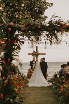 Casamento perto do mar com cruz no altar Milestones, Wedding Ceremony, The End