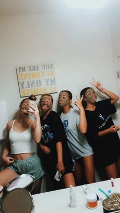 Face Mask Sleepover, Galentines Ideas, Mask Pictures, Friends Pic, Vision Board Images, Cool Electric Guitars, Mask Girl, Sleepover Party, Slumber Party