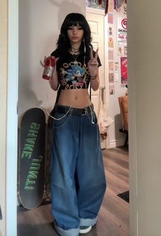 Crop Top Outfits Comfy, Outfits That Aren't Basic, Baggy Clothes Outfit Comfy, Baggy Wrangler Jeans Outfit, 2020 Style Indie, Streetwear 2000s Fashion, Patchwork Baggy Jeans, Girly Baggy Clothes Aesthetic, Baggy Pants Small Top Outfit