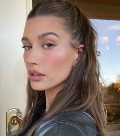 Iconic Models, Hair Idea, Penteado Cabelo Curto, Hailey Bieber, Celebrity Hairstyles, Makeup Trends, Simple Makeup, Hair Looks