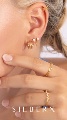 Dieser super feine und schicke Ring hat ein elegantes und schlichtes Design. Zeitlos schön und minimalistisch gehalten lässt er sich mit jedem Look kombinieren und kann zu wirklich jedem Anlass getragen werden. Der Ring eignet sich bestens als Stapelring und sieht in Kombination mit anderen Ringen einfach wunderschön aus. Hypoallergen, leicht und minimalistisch... Chain Ring, Ear Cuff, Cuff, Chain