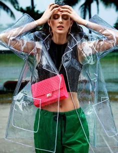 plástico-transparente-holográfico-hit-da-temporada (4) Clear Raincoat, Transparent Raincoat, Raincoat Outfit, Blue Raincoat, Plastic Raincoat, Coat Street Style, Plastic Clothes, Raincoat Jacket, Coat Outfit