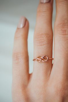 The Infinity Knot Ring is really cute and easy to wear on a daily basis! The infinity knot detail adds a bit of extra interest to a classic hammered stacking ring. This ring is a great alternative to a stacking ring and it looks beautiful combined with other stacking sets. This ring makes a lovely alternative engagemen Simple Ring Design, Latest Gold Ring Designs, Hand Jewelry Rings, Infinity Knot Ring, Infinity Rings, Couple Ring Design, Unique Gold Rings, Gold Finger Rings, Alternative Engagement Ring