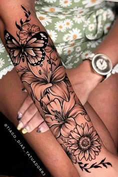 Tatuagem feminina de borboleta Tropical Flower Forearm Tattoo, Lower Arm Flower Tattoo, All Tattoos For Women, Womens Full Sleeve Tattoo, For Arm Tattoos For Women, Side Piece Tattoos For Women, Tattoo Ideas Female Sleeve Unique, Girly Tattoo Designs, Tats Inspiration