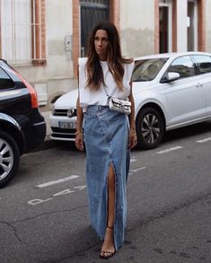 Denim Maxi Skirt Outfit, Vestiti In Jeans, Chique Outfit, Denim On Denim, Long Denim Skirt, Italy Outfits, Skirt Trends