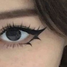 Vampire Look Aesthetic, Alt Eye Makeup Simple, Emo Eye Makeup Eyeliner, Doll Eyeliner Alt, Square Face Eyeliner, Emo Eyeliner Tutorial, Emo Makeup For School, Makeup Looks Emo, Makeup Ideas Emo