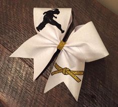 Sports Bows, Cheer Bows Diy, Karate Shirts, Ribbon Sculptures, Fabric Stiffener, Cheer Bow, Ribbon Hair Bows, Glitter Bow