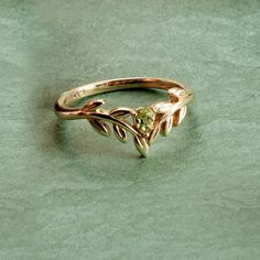 Nature Inspired Rings Gold, Leaf Inspired Jewellery, Jewellery Inspired By Nature, Nature Inspired Ring, Cottagecore Wedding Ring, Cottagecore Rings, Peridot Aesthetic, Nature Engagement Rings, Peridot Ring Engagement