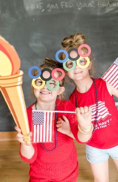 How to make Olympic ring glasses! Scratches On Glasses, Summer Olympics Crafts, Olympics Costume, Olympic Ring, Pta Events