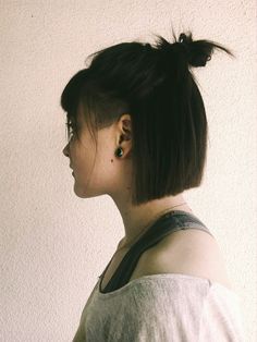 11 Elegant Side Shaved Hair Ideas for a Chic Vibe Unique Shoulder Length Hairstyles, Queer Femme Hair, Goth Haircut Short, Sidecut Bob, Alt Bob Haircut, Side Shaved Hair, Bob With Shaved Side, Shaved Long Hair, Long Hair Looks