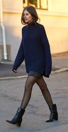 Work Outfit Inspiration, Mini Skirt Style, Chique Outfits, Look Retro, Looks Party, Miniskirt Outfits, Winter Skirt, Blue Outfit, Blue Sweater