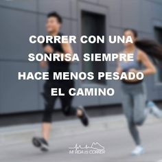 two people running in the street with text overlay that reads correr con una sonrisa sempre hace menos pesado el camino