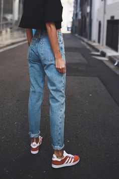 @tiaamoore Mama Jeans, Looks Jeans, Boyfriend Jean, Outfit Jeans, High Rise Mom Jeans, Moda Vintage, Weekend Outfit, Mode Inspo, Cute Summer Outfits